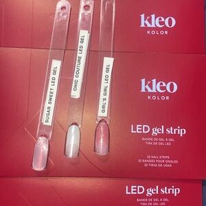 NWT 3 full gel nail sets that included an led light and remover for diy apply